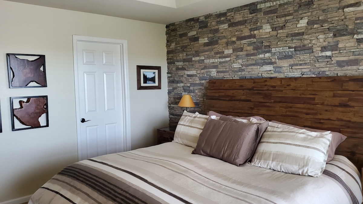 Colorado Dry Stack Faux Stone Wall Panel in Motley Gray