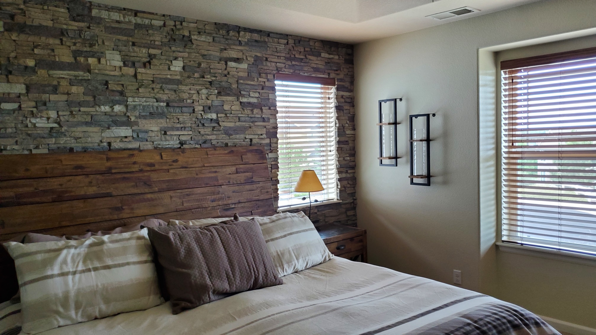 Colorado Dry Stack Faux Stone Wall panel in Motley Gray