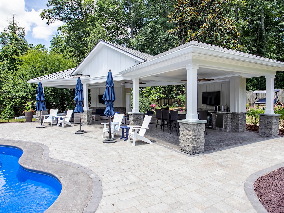 Georgetown Run Evolve Stone fieldstone veneer in Phantom Shadow covering backyard pool cabana columns