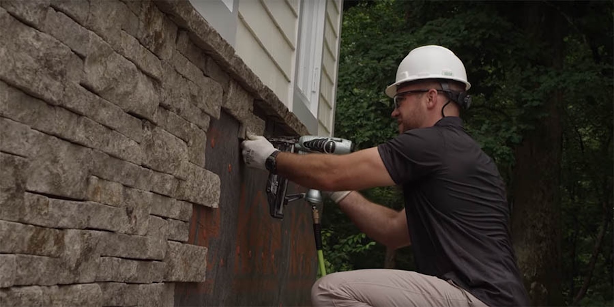 Contractor installing Evolve Stone District View Fieldstone in Morning Aspen